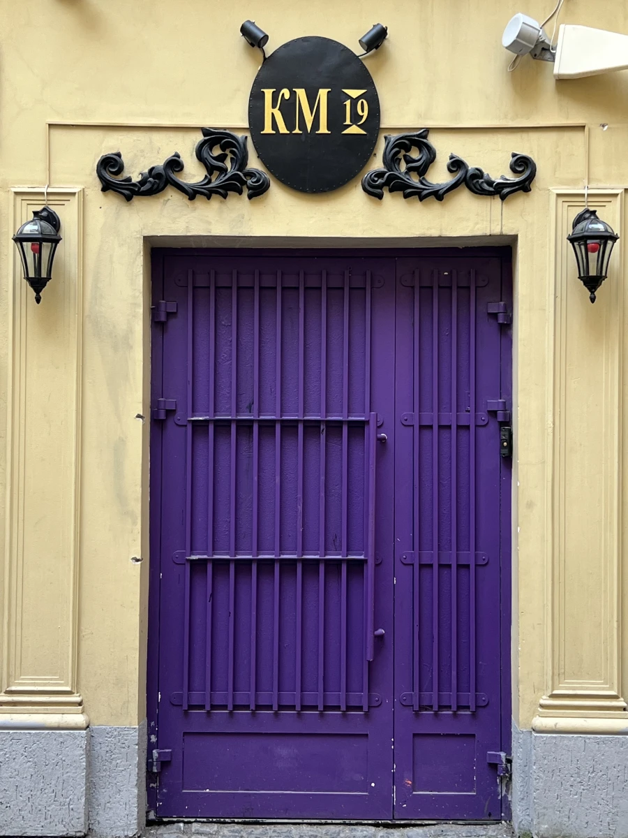 Необычная дверь на Кузнецком мосту