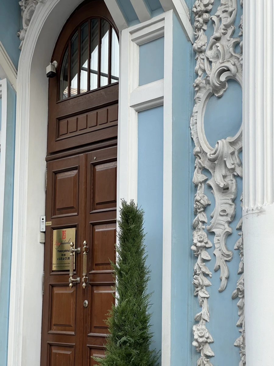 Красивая дверь на Большой Лубянке