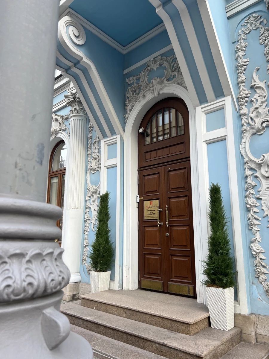 Красивая дверь на Большой Лубянке