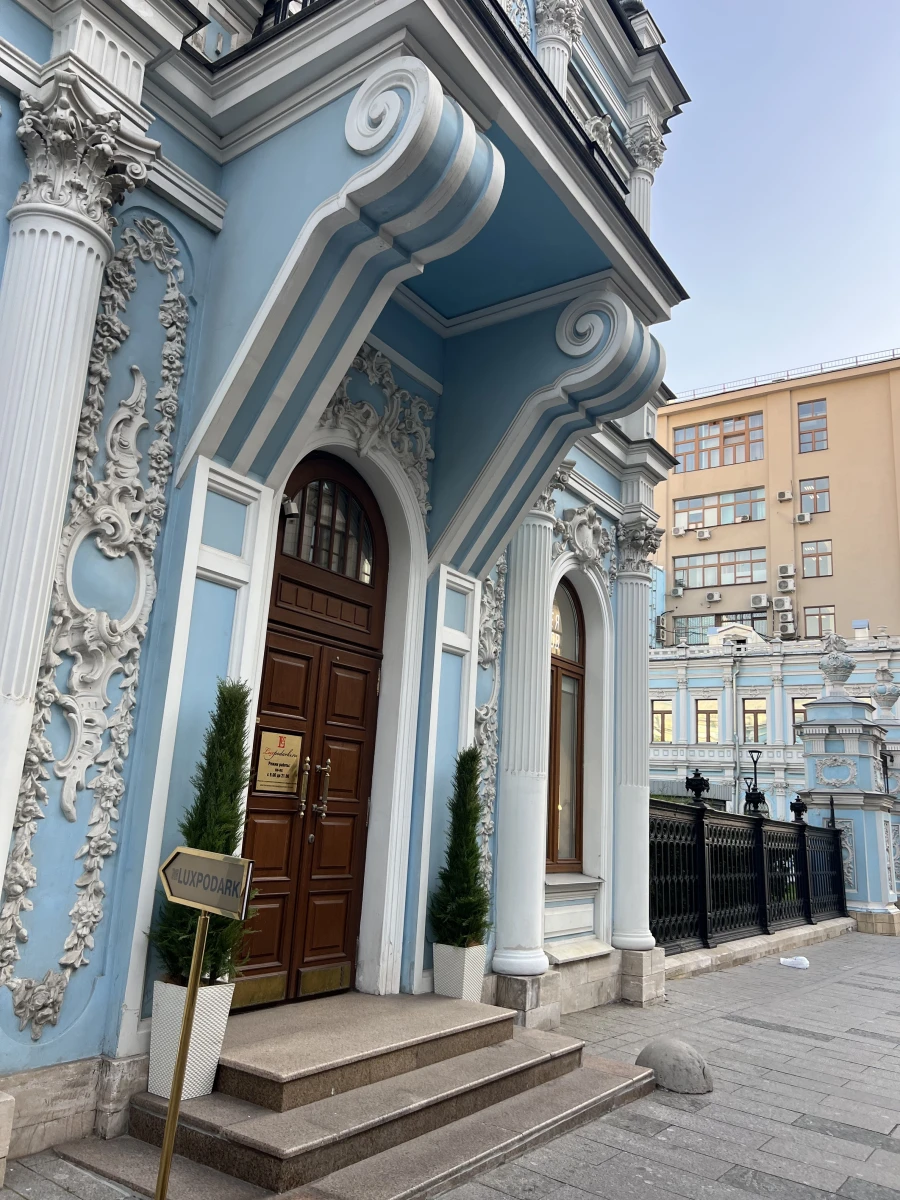 Красивая дверь на Большой Лубянке