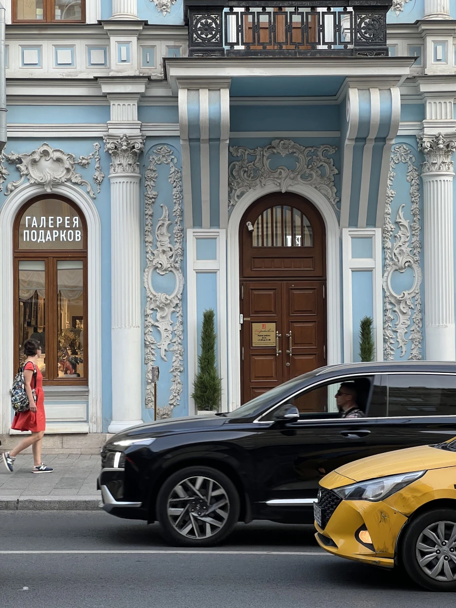 Красивая дверь на Большой Лубянке