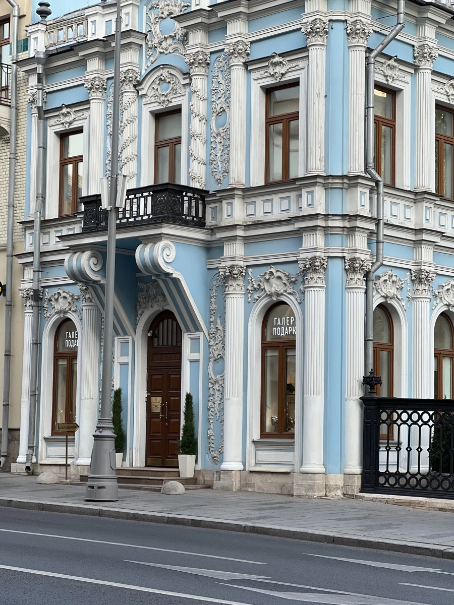 Красивая дверь на Большой Лубянке