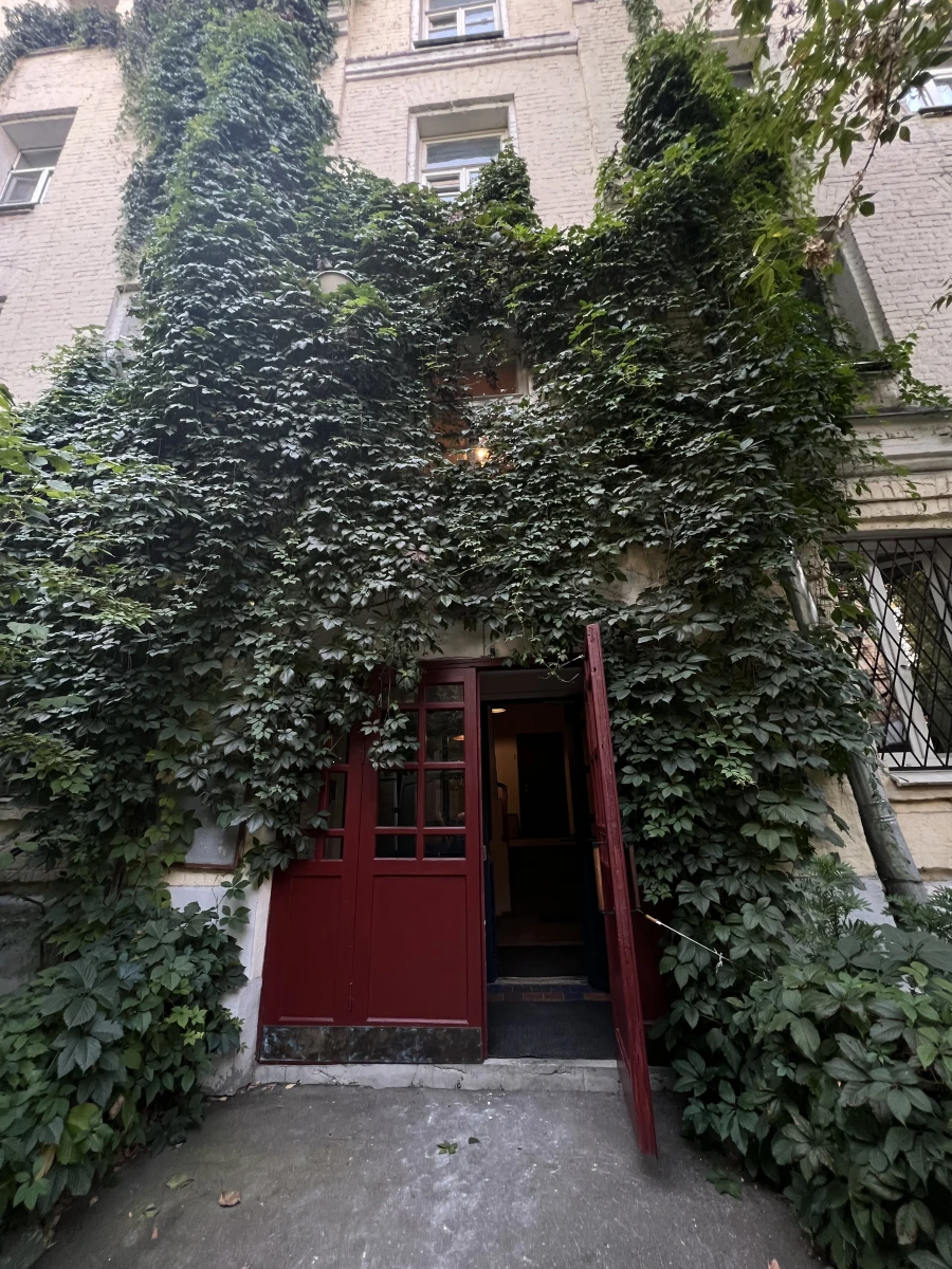 Дверь увитая плющом в Хитровском переулке