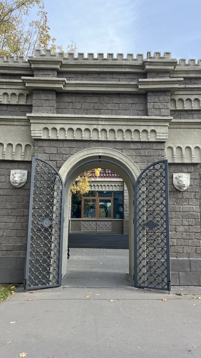 Замок, территория городской ярмарки