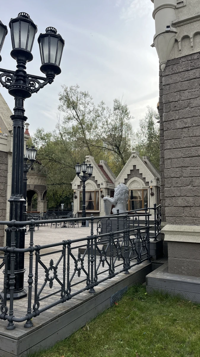 Замок, территория городской ярмарки