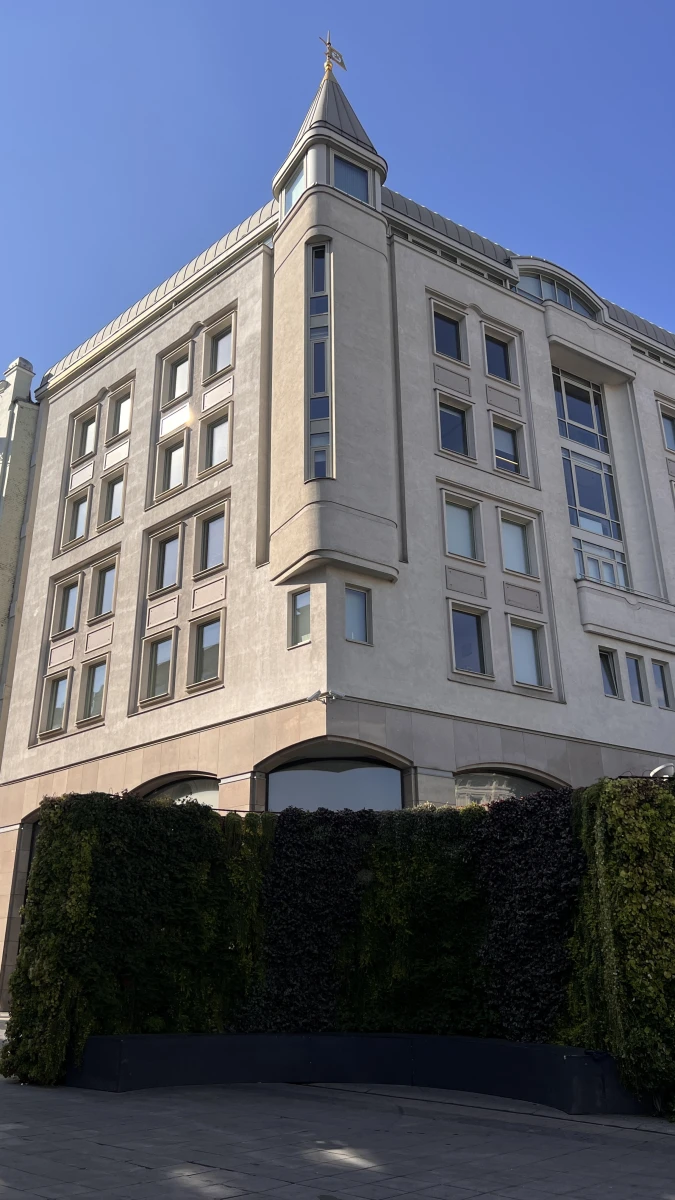 Необычный угол здания и красивая зеленая фотозона