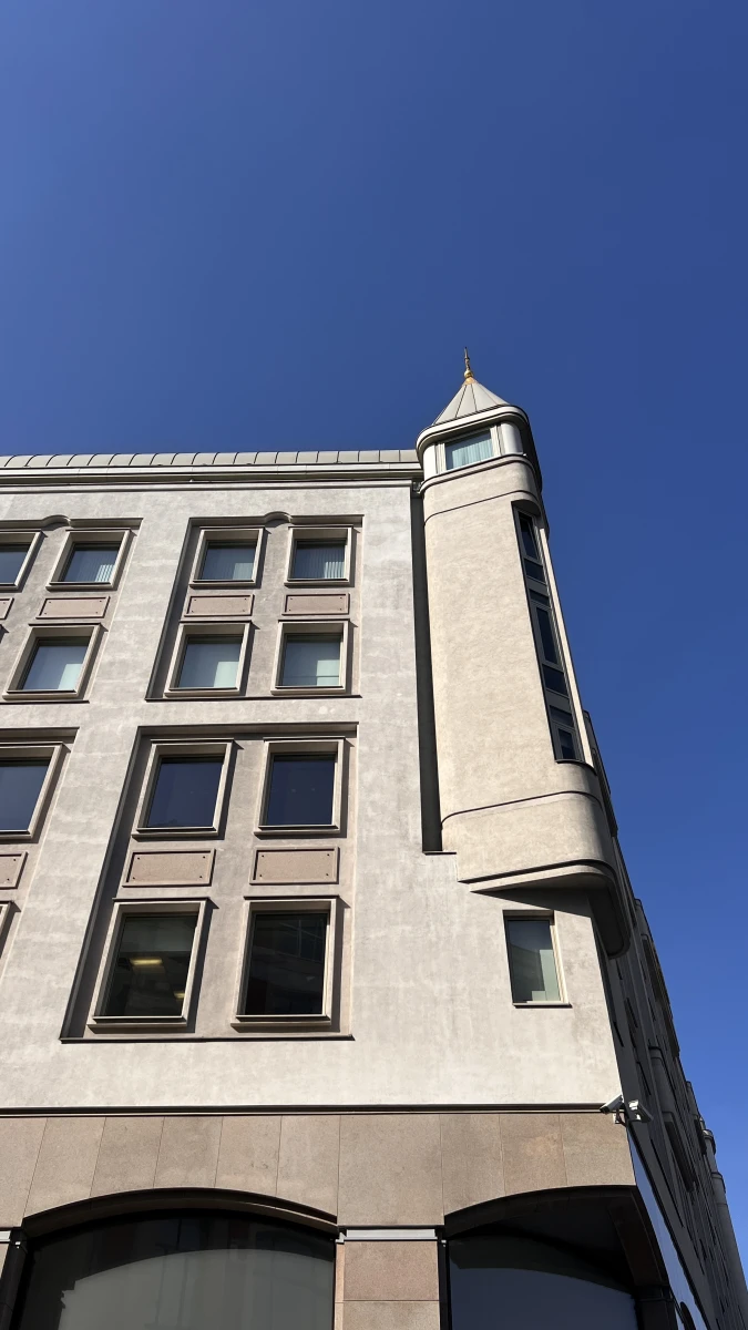 Необычный угол здания и красивая зеленая фотозона