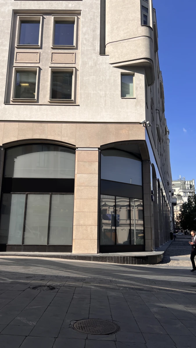 Необычный угол здания и красивая зеленая фотозона