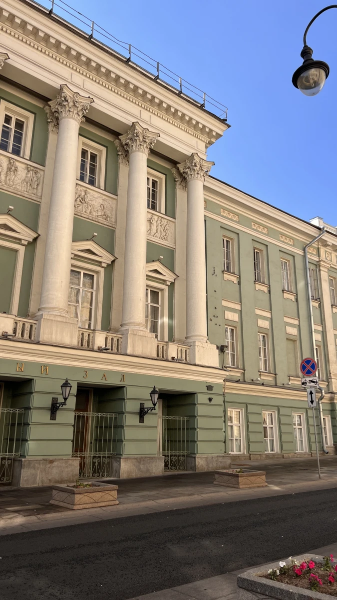 Фасад с колоннами