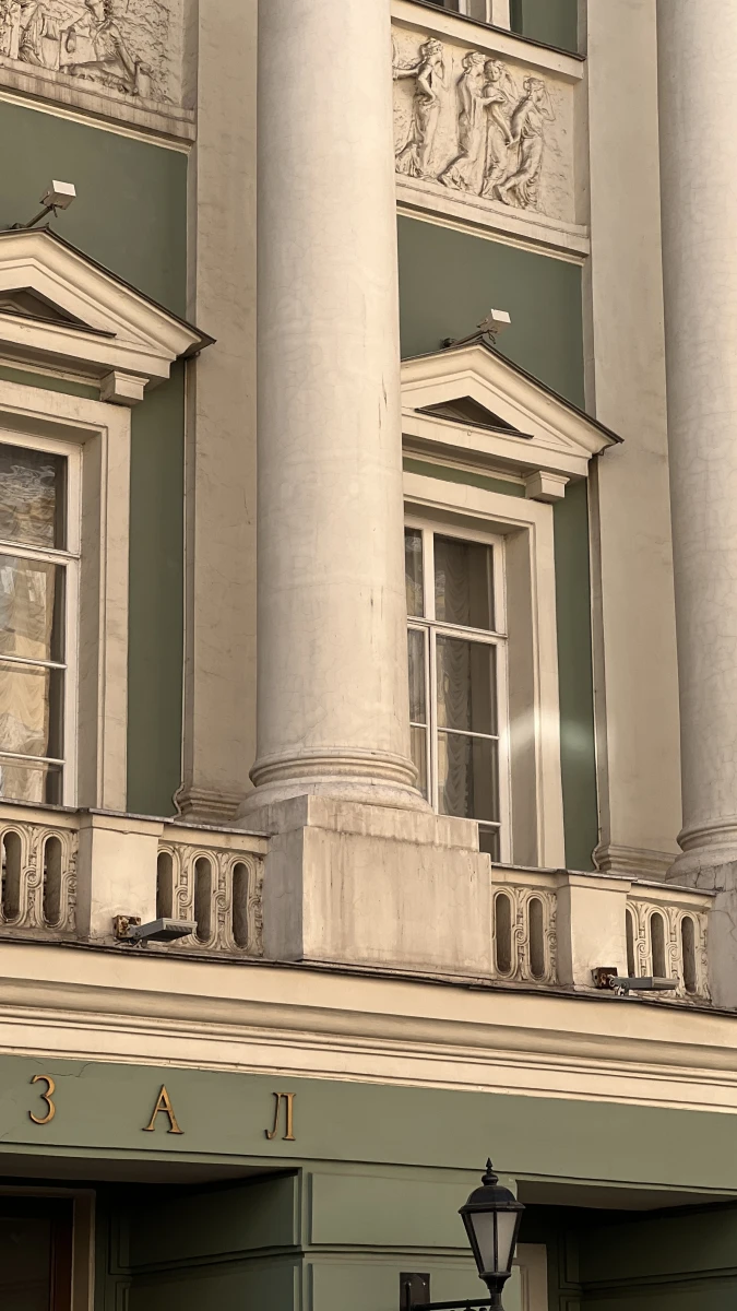 Фасад с колоннами