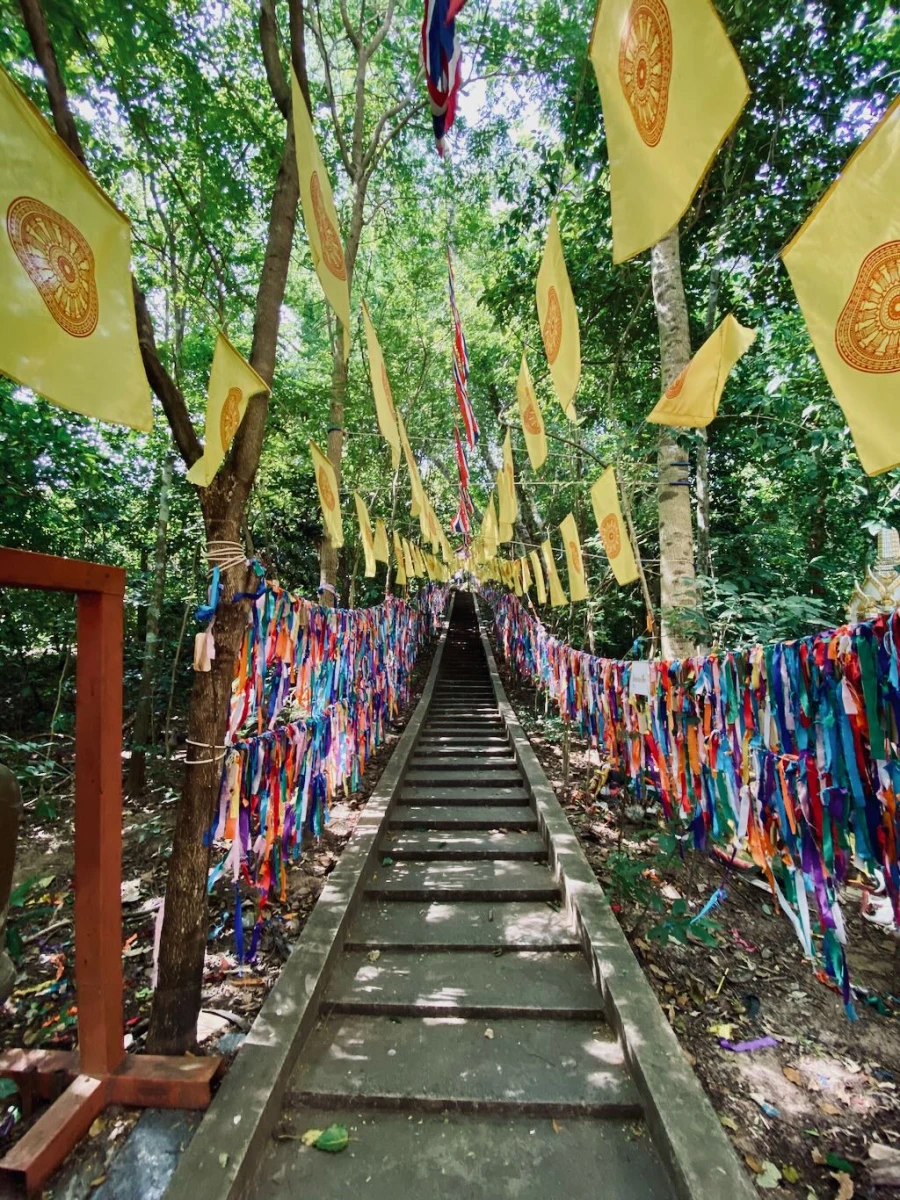 Аутентичная лестница к буддистскому храму