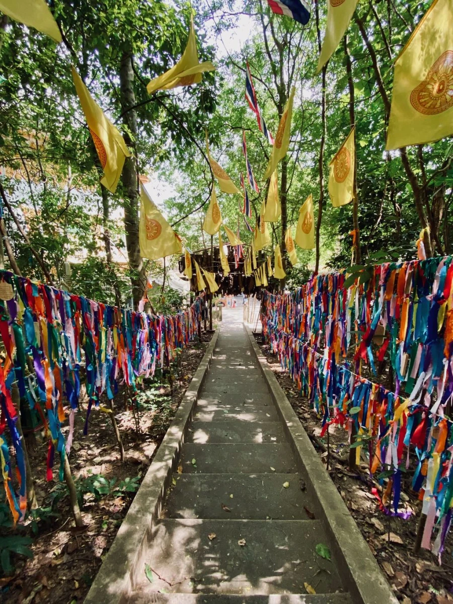 Аутентичная лестница к буддистскому храму