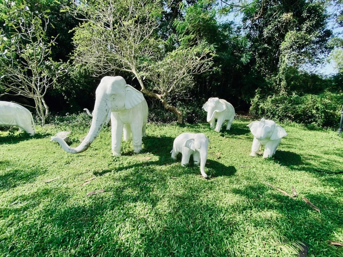 Фигурки белых слонов