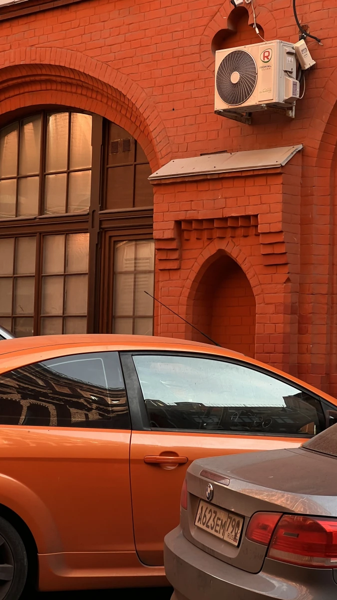 Яркий оранжевый фасад на Лубянке