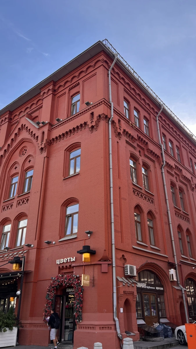 Яркий оранжевый фасад на Лубянке