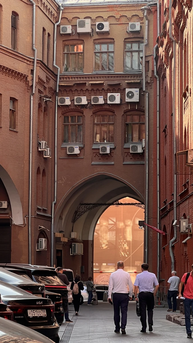 Яркий оранжевый фасад на Лубянке