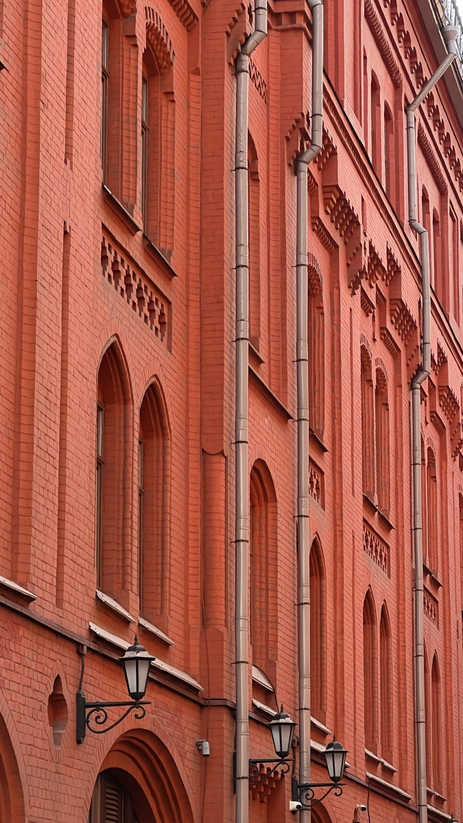 Яркий оранжевый фасад на Лубянке