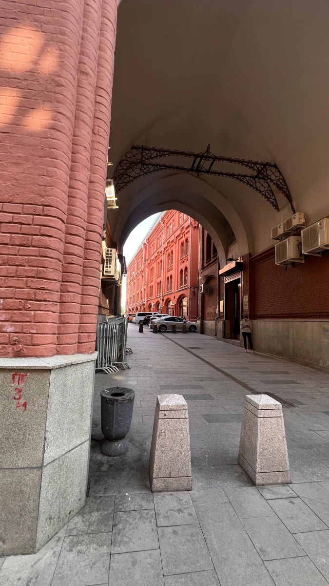 Яркий оранжевый фасад на Лубянке