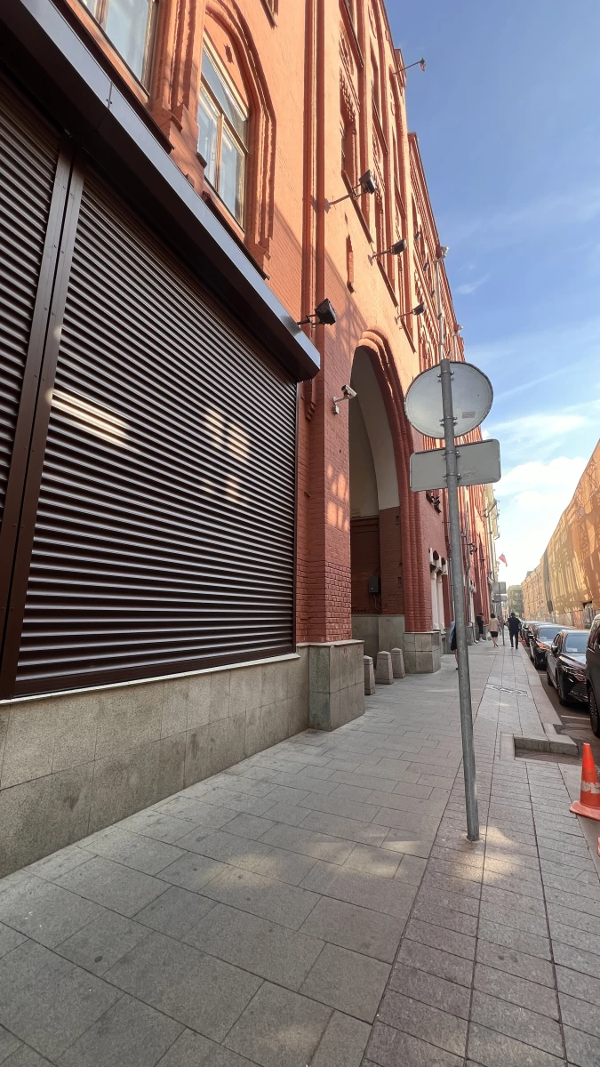 Яркий оранжевый фасад на Лубянке