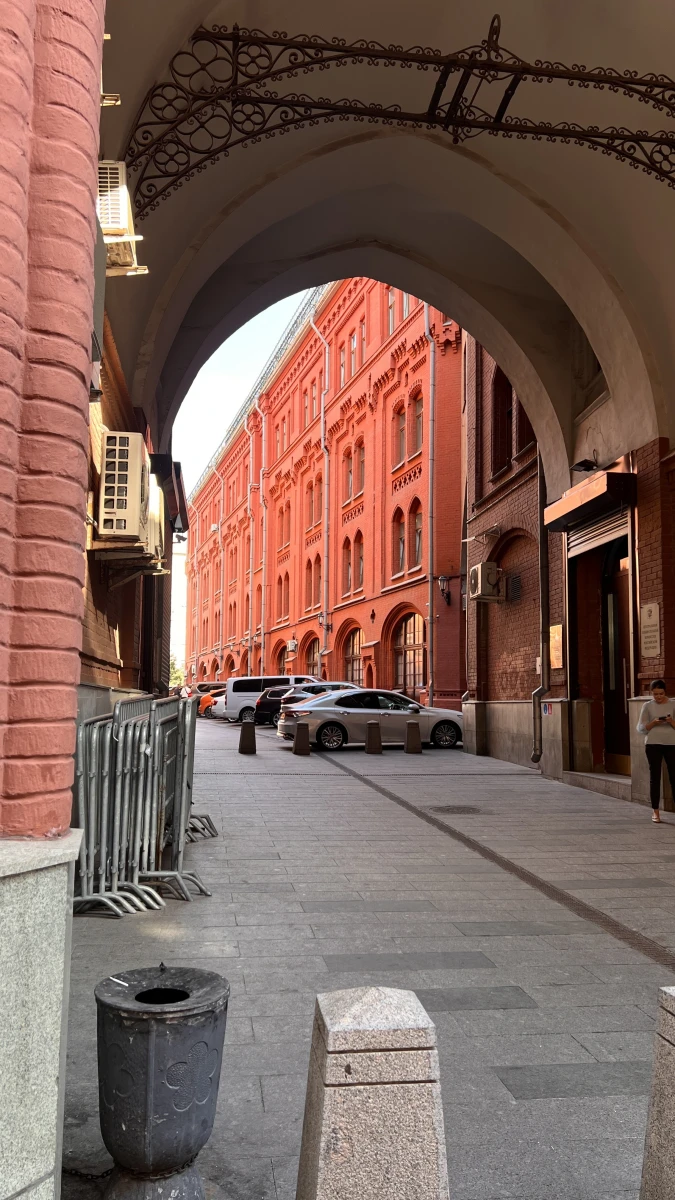 Яркий оранжевый фасад на Лубянке