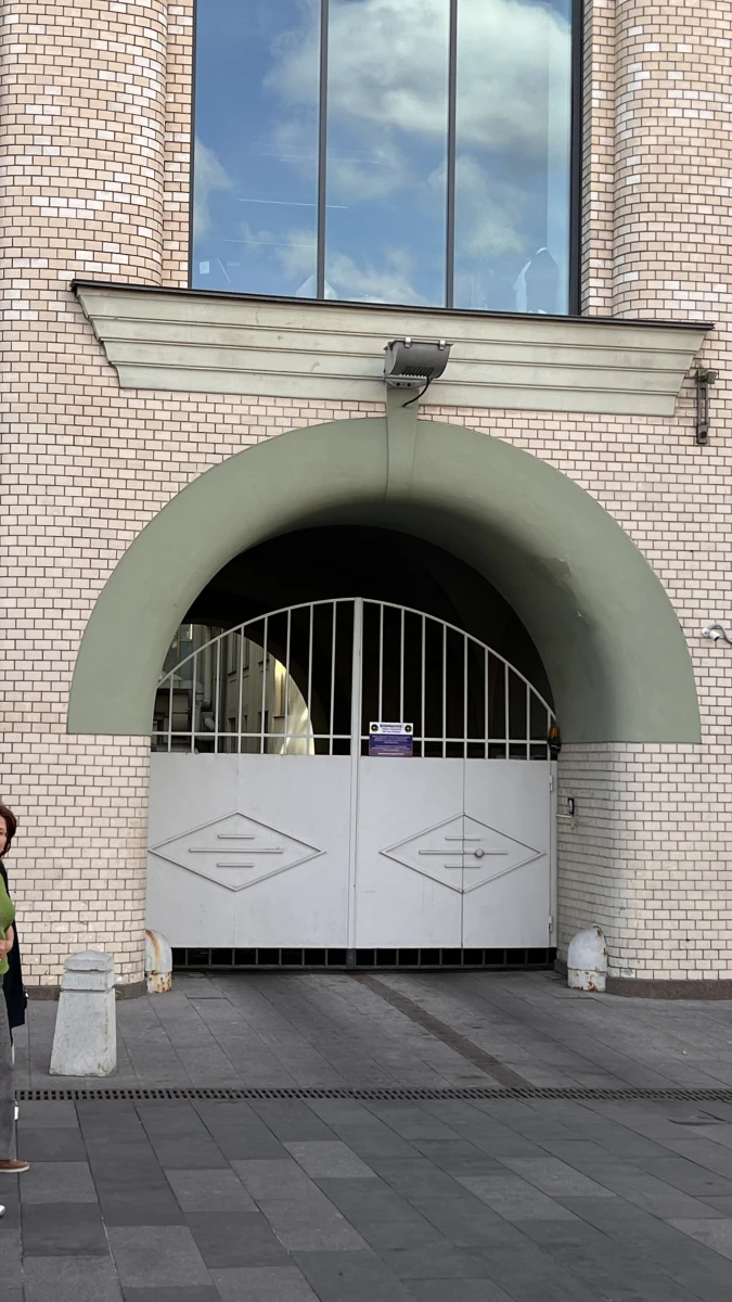 Фасад здания с необычной аркой