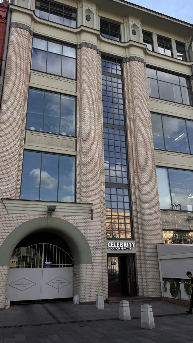 Фасад здания с необычной аркой