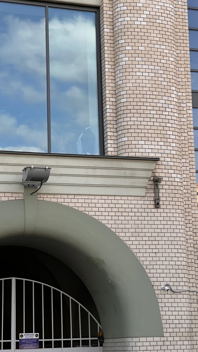 Фасад здания с необычной аркой