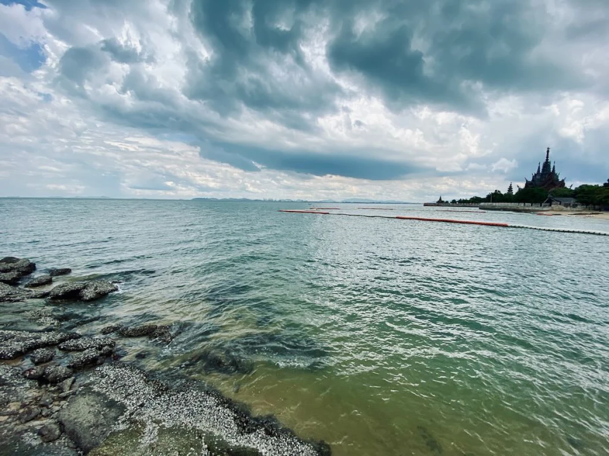 Камни на пляже