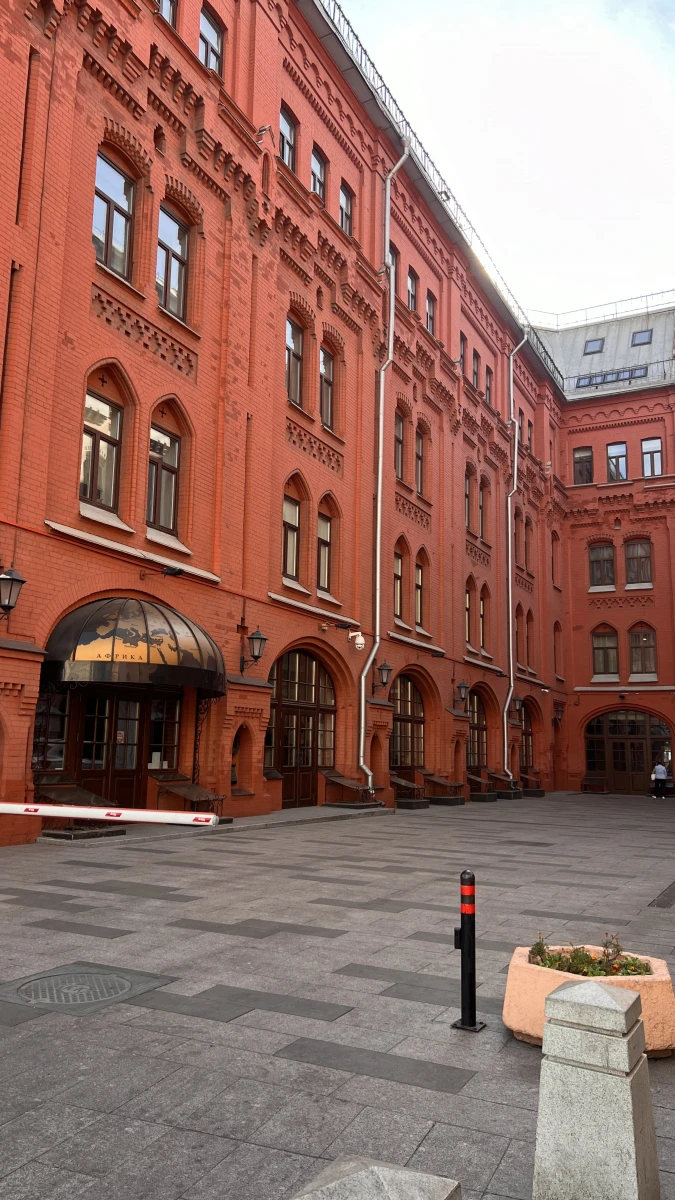 Яркий кирпичный фасад