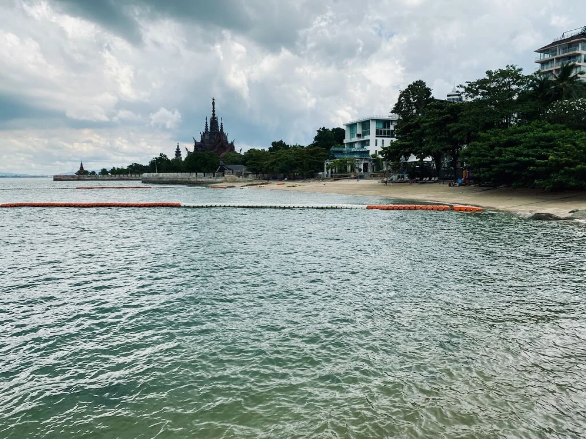 Камни на пляже