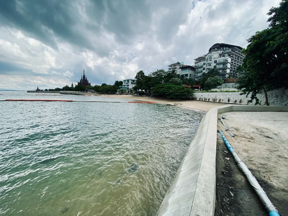 Камни на пляже