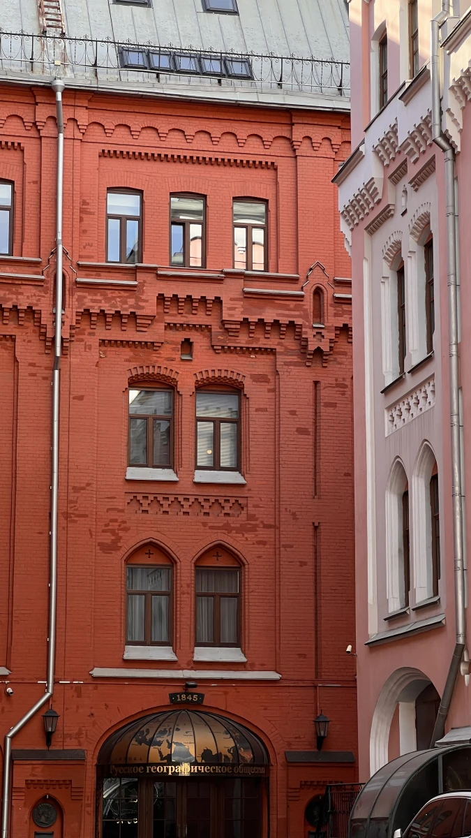 Яркий кирпичный фасад