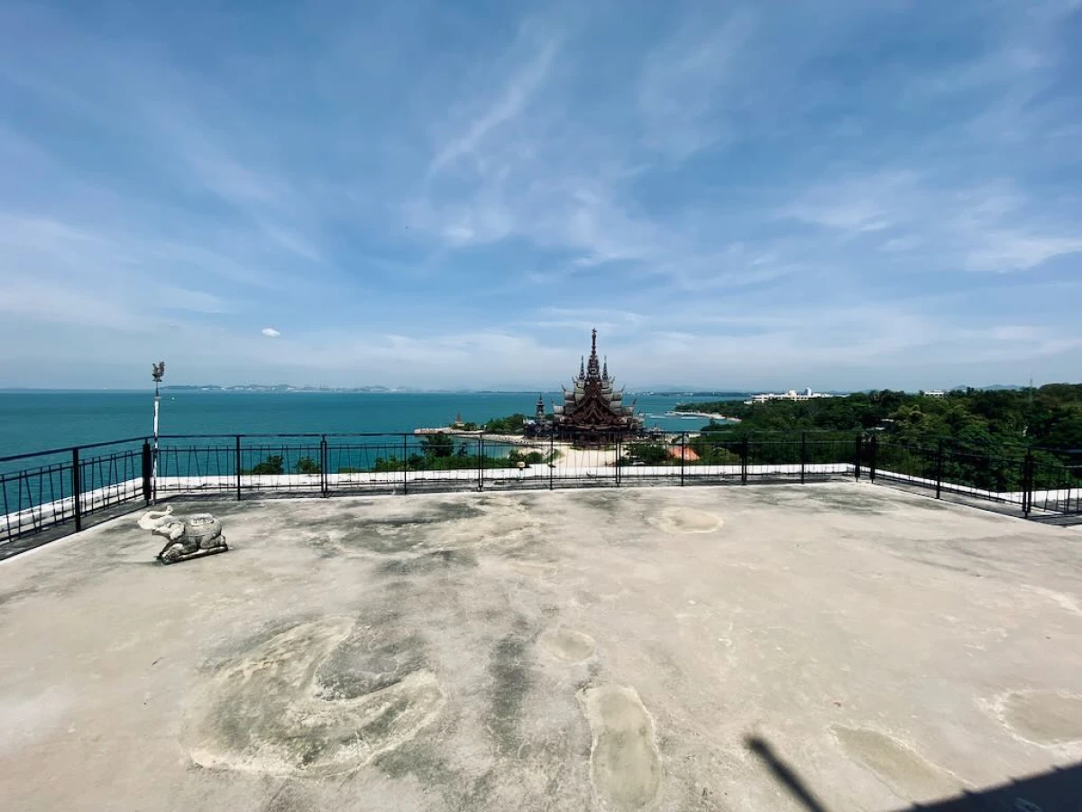 Крыша в видом на море и храм