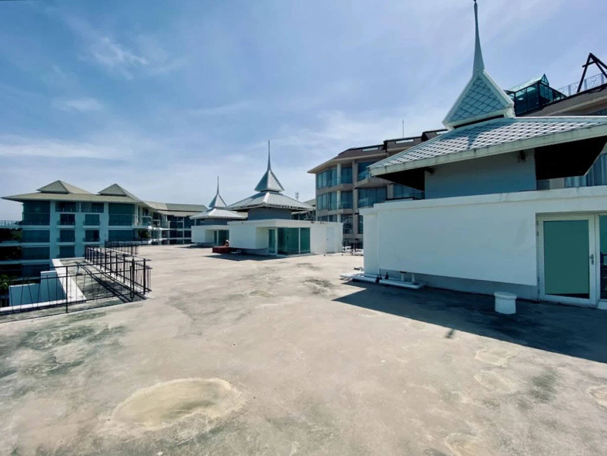 Крыша в видом на море и храм