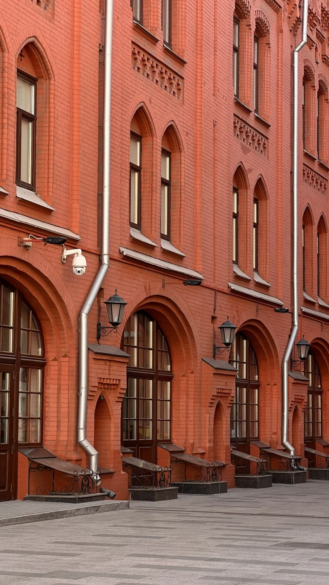 Яркий кирпичный фасад