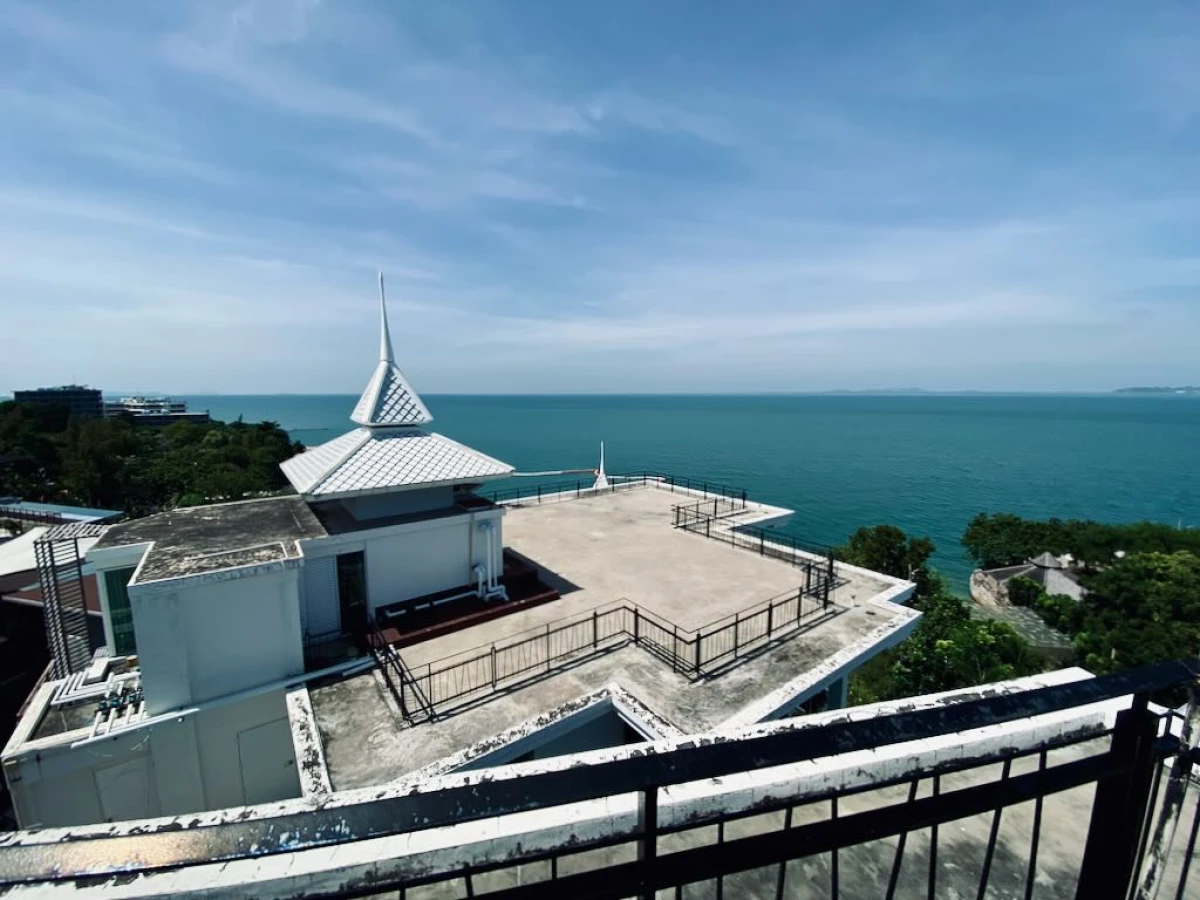 Крыша в видом на море и храм