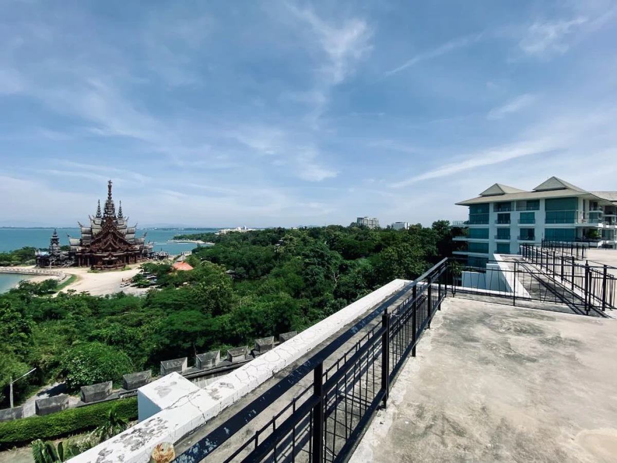 Крыша в видом на море и храм