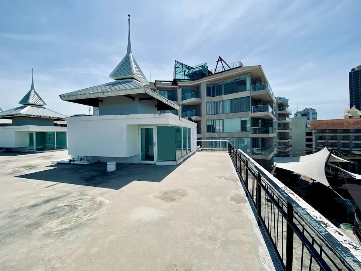 Крыша в видом на море и храм