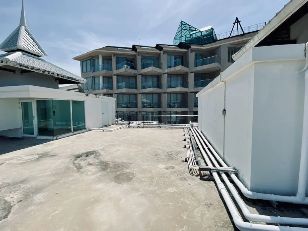 Крыша в видом на море и храм