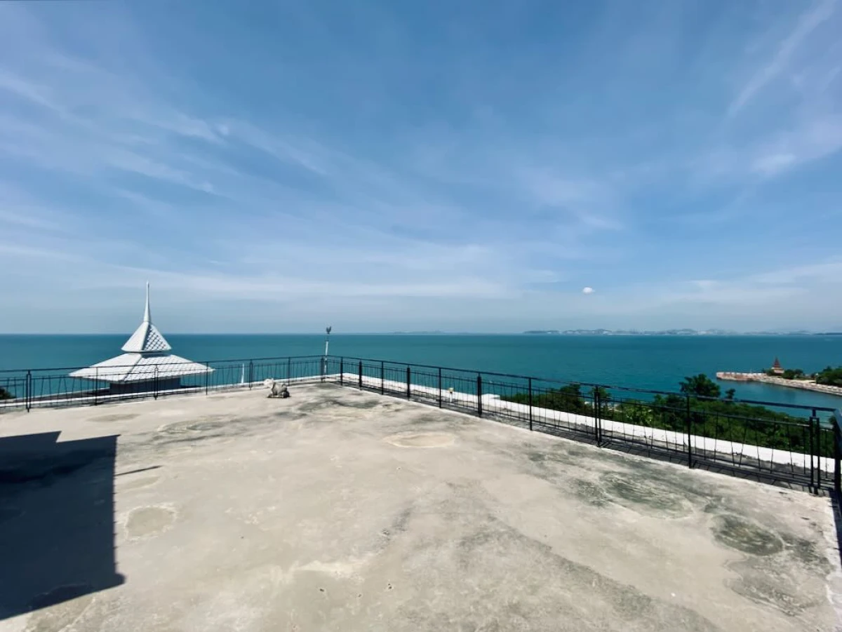 Крыша в видом на море и храм