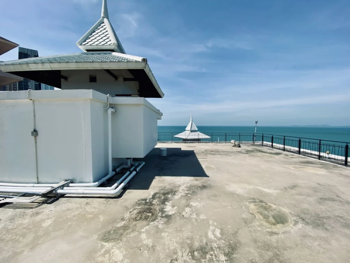 Крыша в видом на море и храм