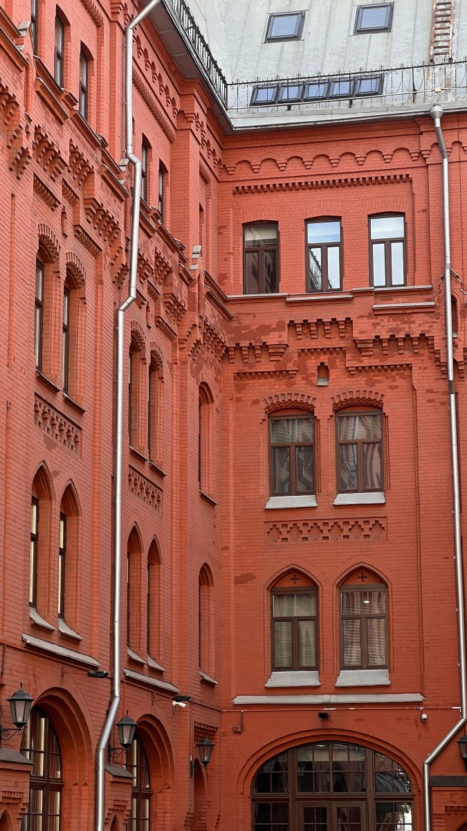 Яркий кирпичный фасад