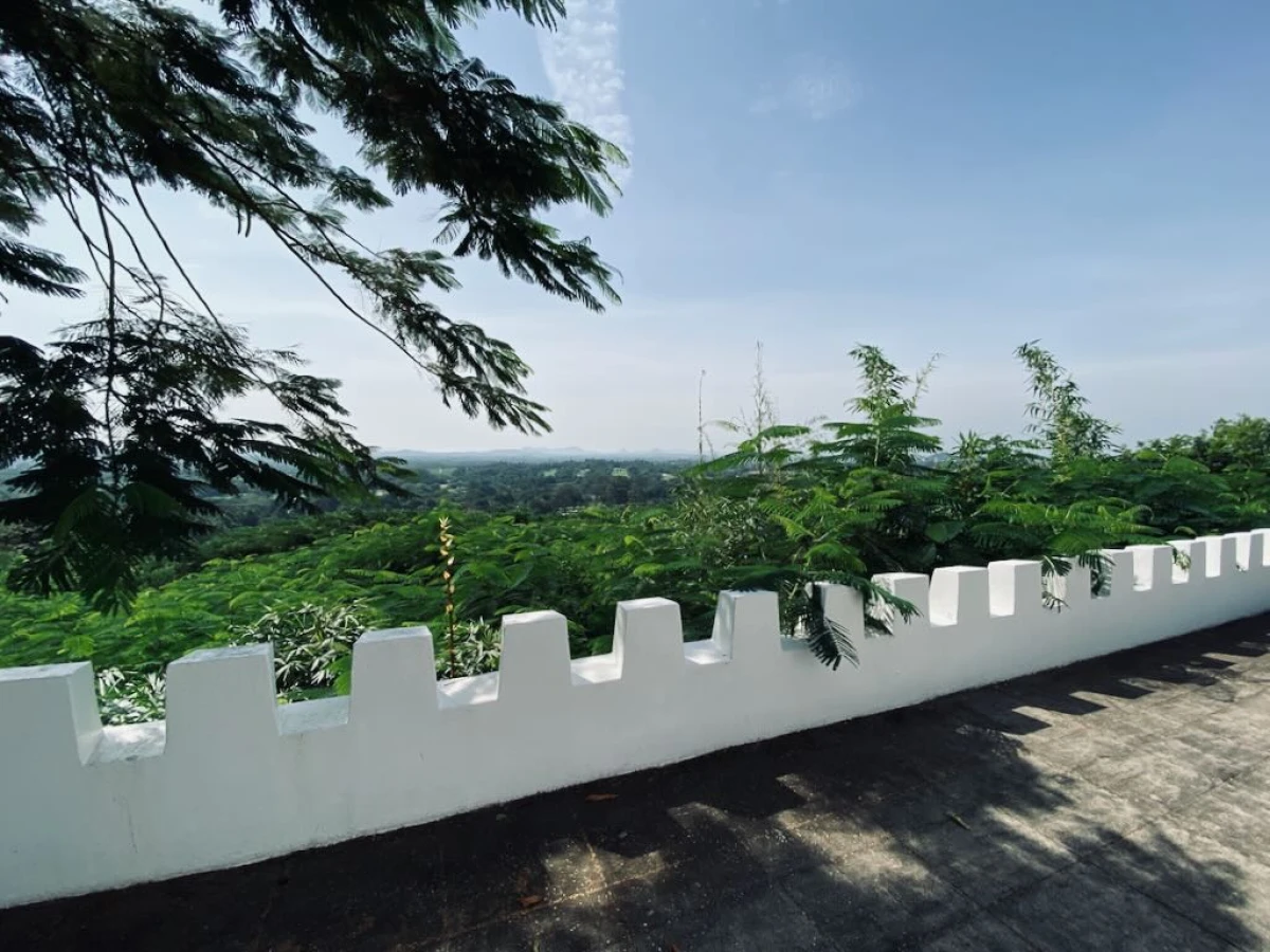 Небольшой безлюдный храм на вершине холма