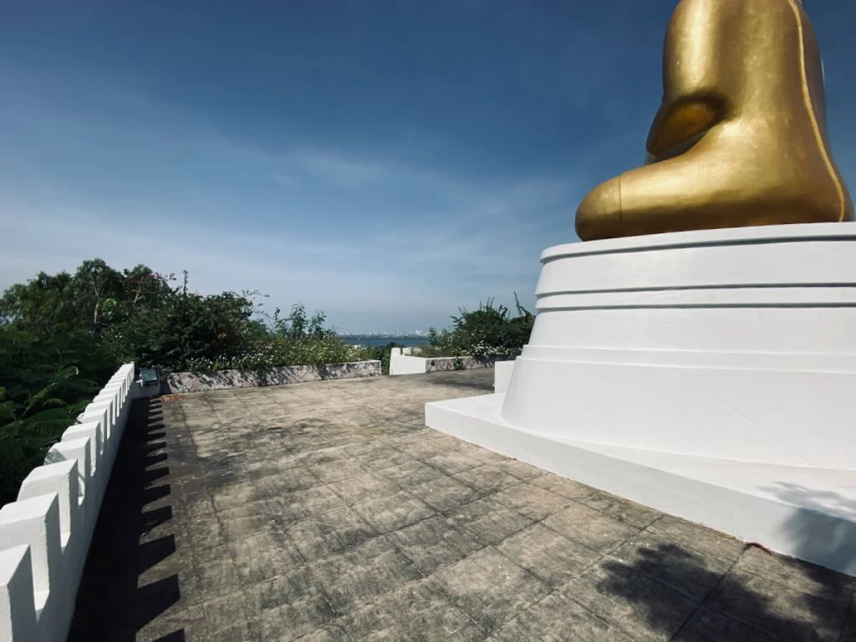 Небольшой безлюдный храм на вершине холма