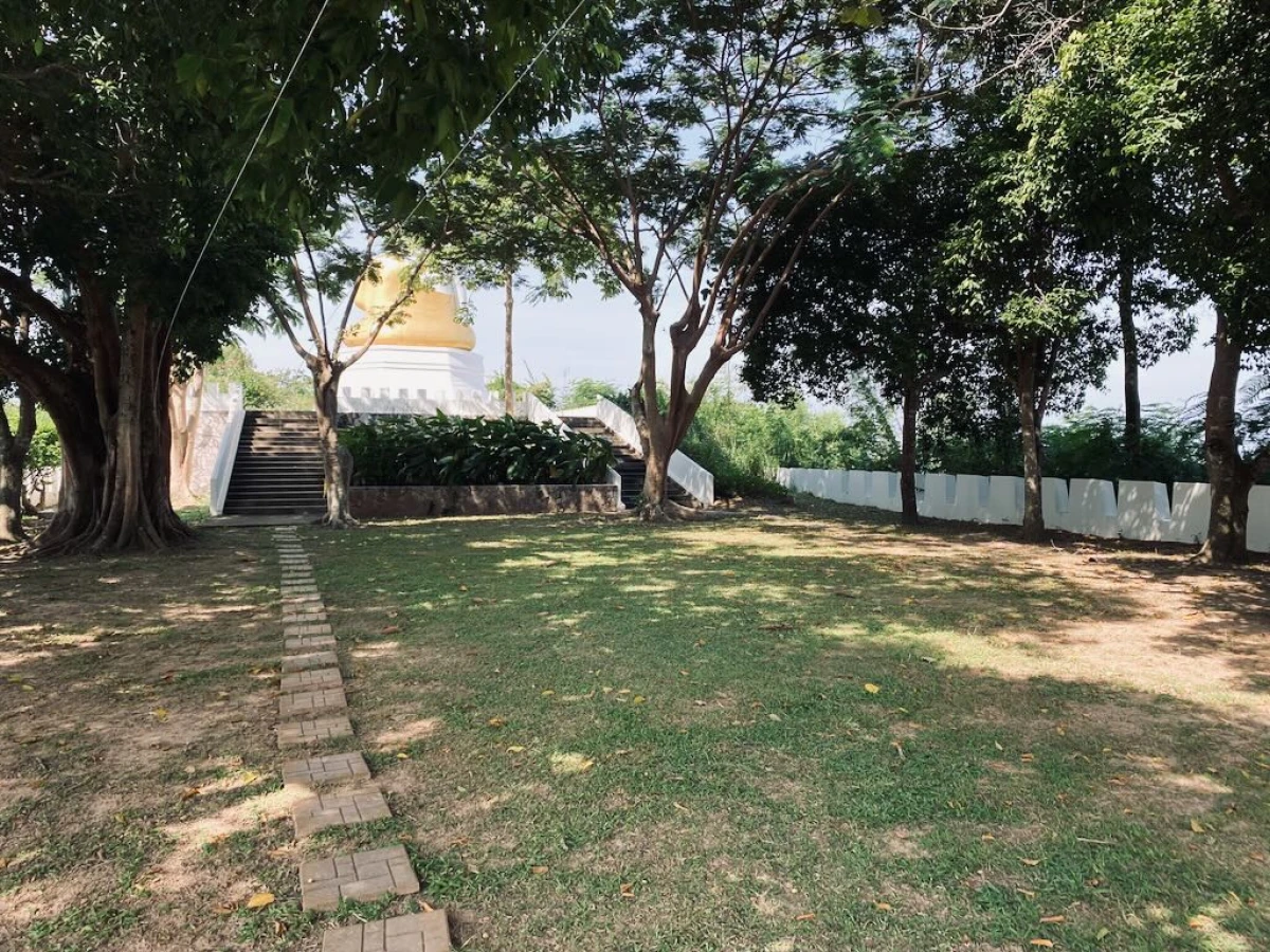 Небольшой безлюдный храм на вершине холма