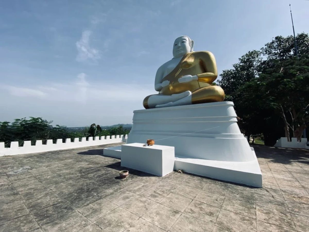 Небольшой безлюдный храм на вершине холма