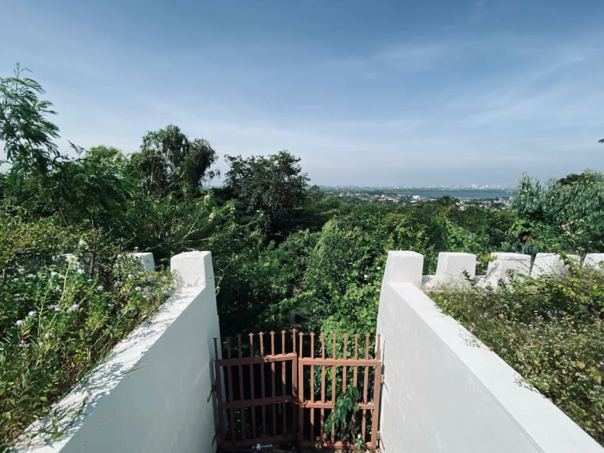 Небольшой безлюдный храм на вершине холма