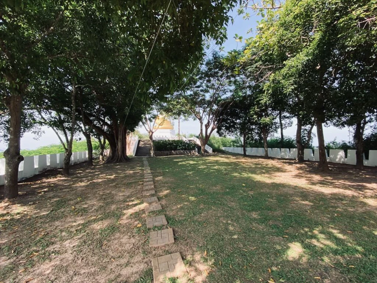 Небольшой безлюдный храм на вершине холма