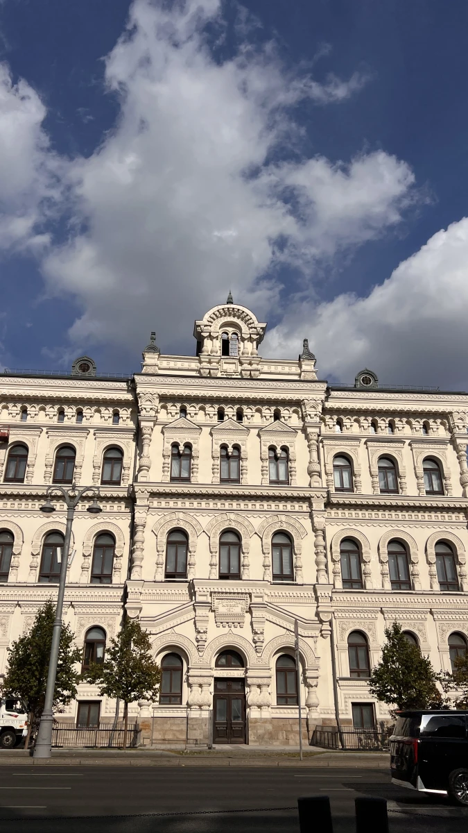 Роскошный фасад здания на лубянке