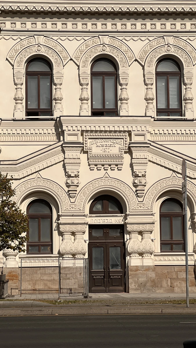 Роскошный фасад здания на лубянке